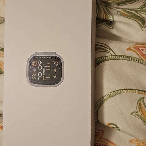 Applewatch with Black Band and Silver Frame - Picture 4 of 5